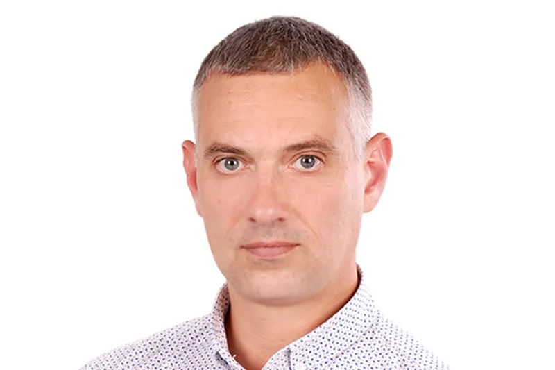 Креатинин вырабатывается в мышцах в процессе распада креатина – соединения, которое участвует в энергетическом обмене в мышечных и нервных клетках. Здоровые почки отфильтровывают креатинин, который покидает организм с мочой. По анализу крови на креатинин врачи проверяют здоровье почек и определяют, насколько хорошо они выполняют свою работу. Если почки работают неправильно, в крови накапливается большое количество креатинина.