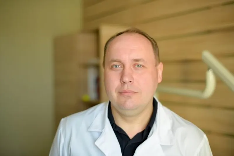 Сделать колоноскопию под наркозом – значит позаботиться о здоровье своего толстого кишечника. Статистика подтверждает – благодаря эндоскопическому обследованию уровень заболеваемости и смертности от колоректального рака значительно снижается. Среди главных достоинств данной процедуры: исследование всех отделов толстой кишки, возможность взять биопсию прямо во время процедуры, обнаружение неонкологических заболеваний. Заметьте, всё это можно сделать за одну процедуру – без боли и дискомфорта для пациента. Если вы живете в Киеве и ищете, где можно сделать колоноскопию под наркозом, приходите в Персомед.